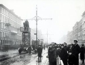 Arbeiders voeren reparaties uit aan tramlijnen, St. Petersburg, ca. 1914 door Russian Photographer